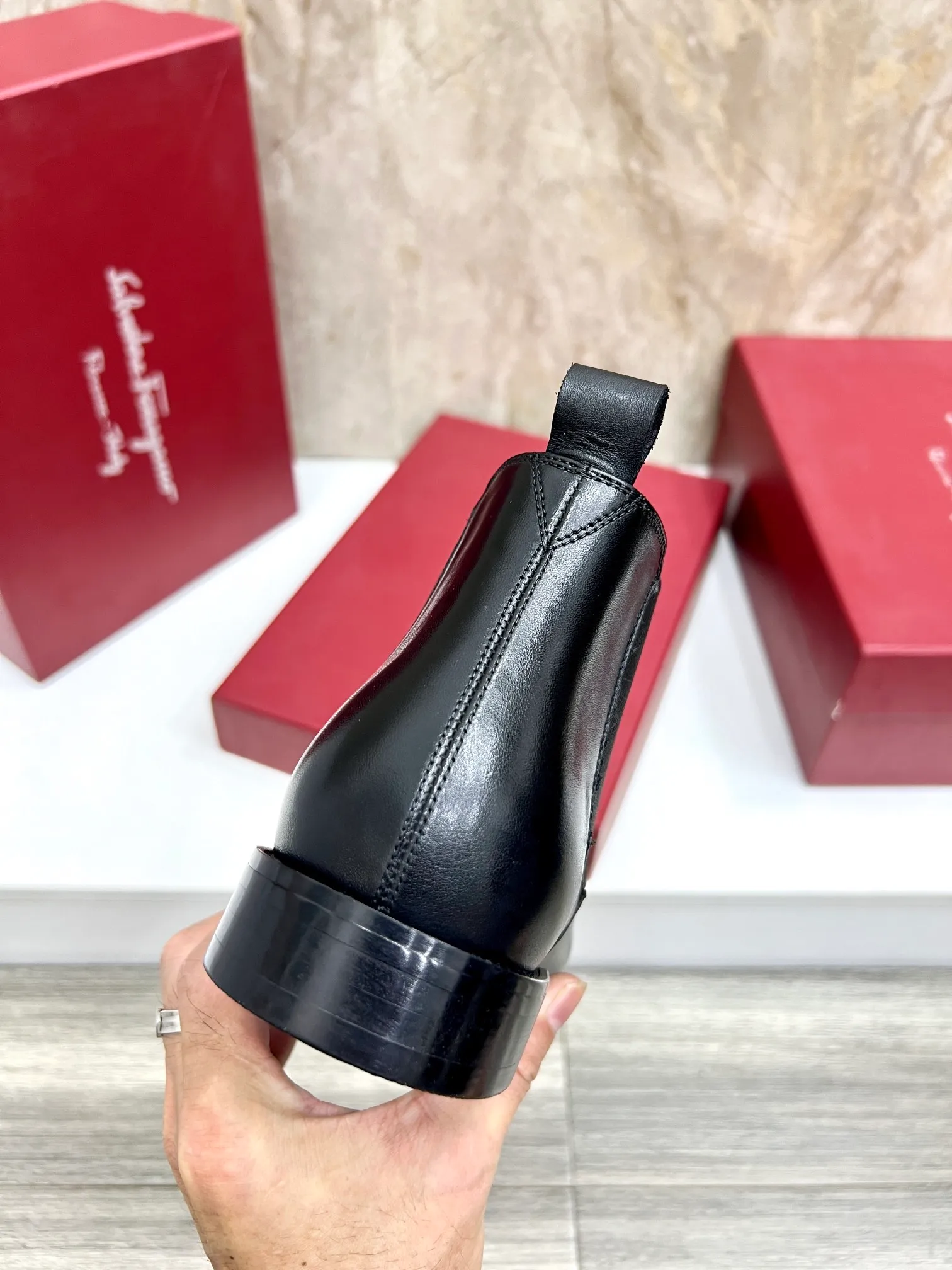 Original order quality: Men's shoes 💰700 Brand: Ferragamo (Ferragamo) One size larger: Men's size 38-44 (45 customized) Grade: Same style as the official website High-end men's shoes Material: Original cowhide, cowhide lining, original outsole Style category: Chelsea men's boots Fashion trend Color: Actual picture